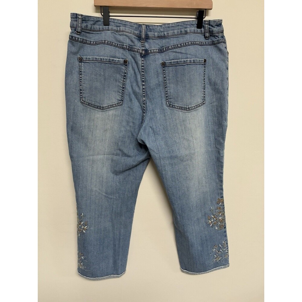 Coldwater Creek Women’s 18 Floral Embroidered Capris Medium Wash - Picture 6 of 8